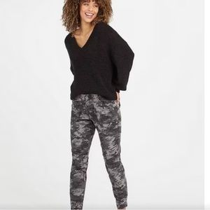 Spanx Stretch twill Cargo Jogger Size Small